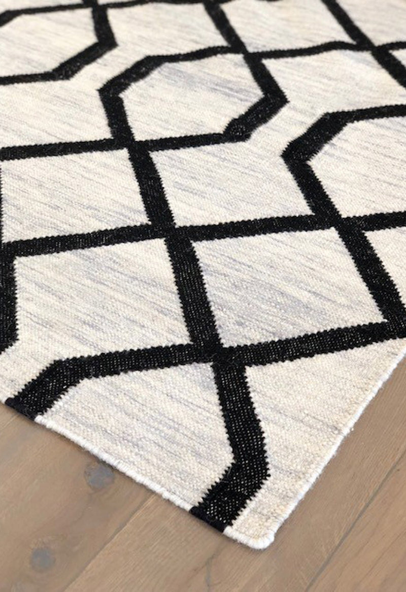 geometric rug with black lines