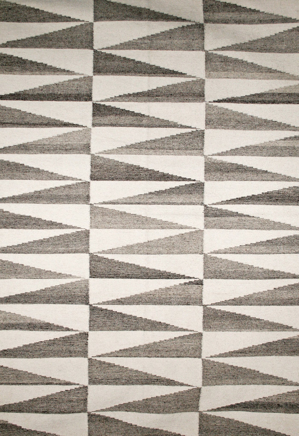 modern grey rug with geometric pattern 
